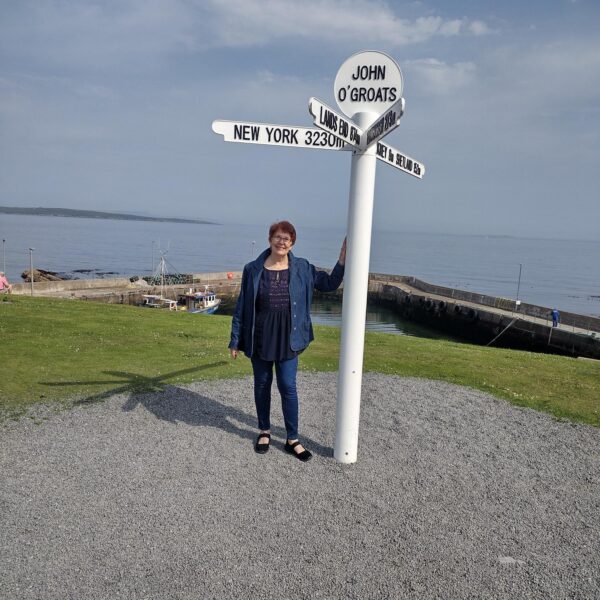 Robbie Mac with the John O Groats SIgnpost
