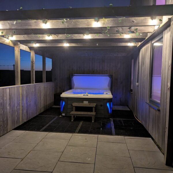 Hot Tub at FLotnur Hus